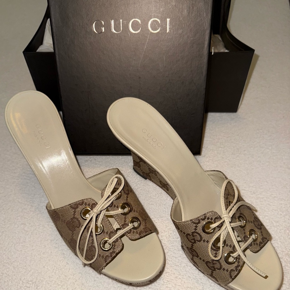 Gucci GG logo Women's Beige Slide Sandal wedge heels size 8